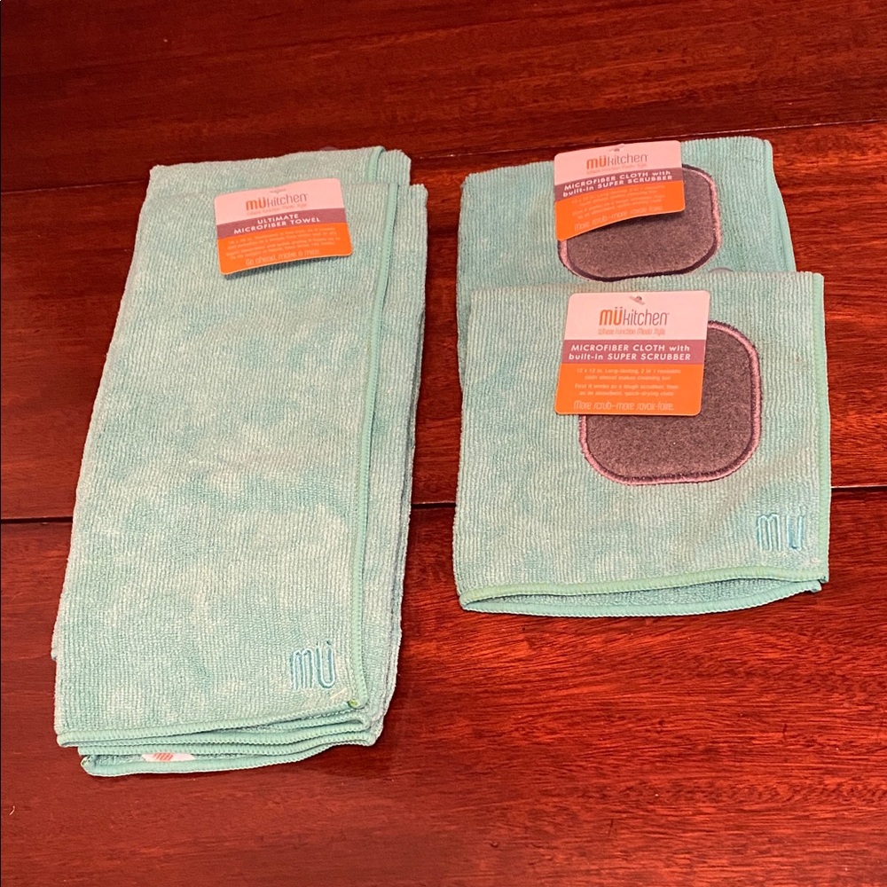 MuKitchen 2 Microfiber Towels 2 Microfiber Cloth with Built-in Scrubber NWT